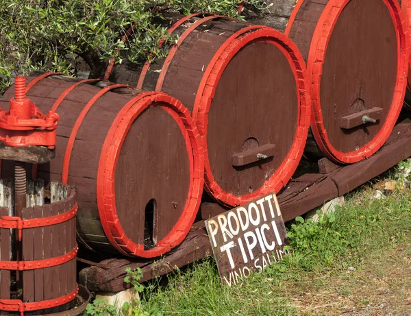 Wine barrels with wine press in outdoor field — Stock Photo, Image