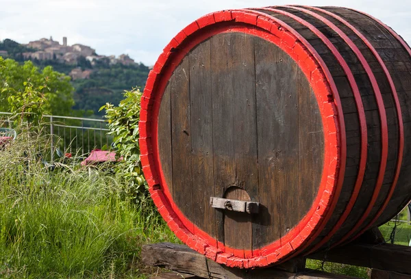 Wine barrels and the hilltop town of Montepulciano — Stock Photo, Image