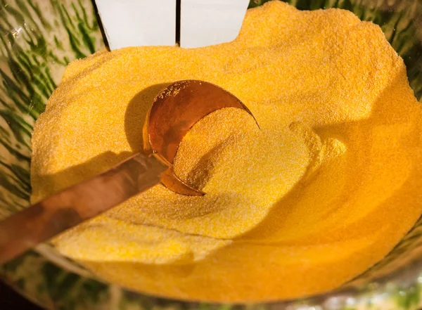 Colher de cobre em taça de polenta crua — Fotografia de Stock