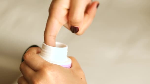 Eliminador de esmalte de uñas — Vídeo de stock