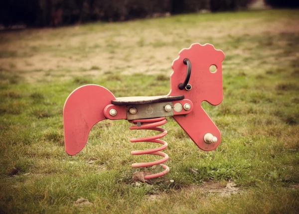 Holzpferd auf dem Spielplatz — Stockfoto