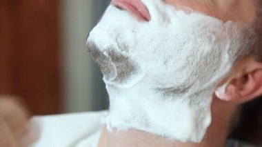 Kuaför sakal tıraş