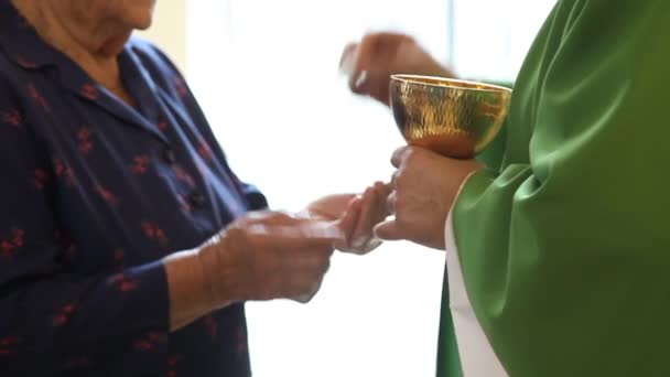 Sacerdote cattolico che concede la Comunione. — Video Stock