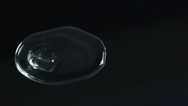 Water becoming to ice cube — Stock Video