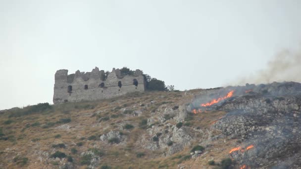 Огонь на горе с замком — стоковое видео