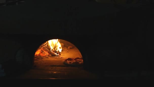 Fazendo a melhor pizza italiana — Vídeo de Stock