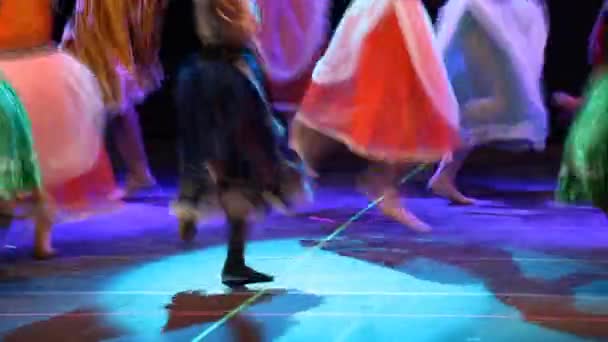 Fiatal lányok táncolni a színpadon tarantella tánc — Stock videók