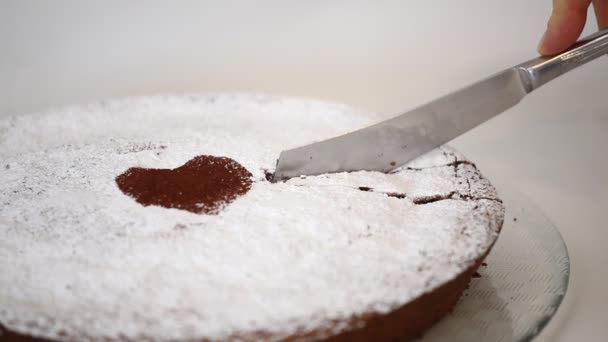 Chocolate cake with cocoa heart — Stock Video