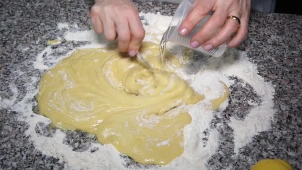 Recept, postup těsto na koláč — Stock video