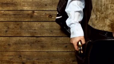 Silahlı Batılı adam.