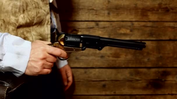 Westlicher Mann mit Waffe — Stockvideo