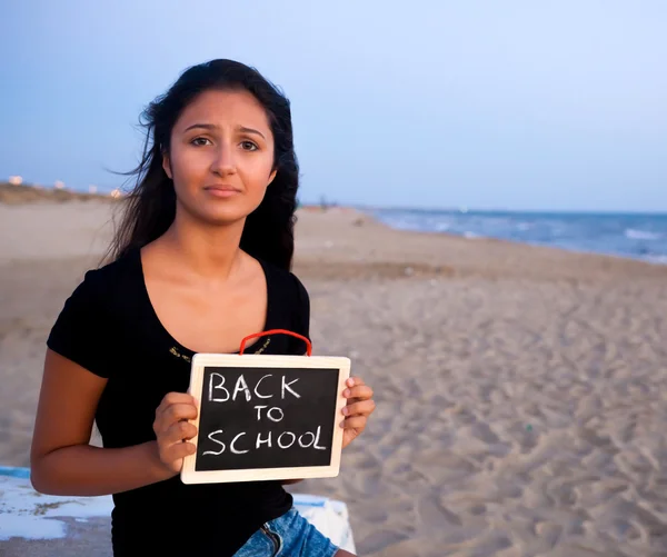 Adolescent triste avec tableau noir, concept de retour à l'école . — Photo