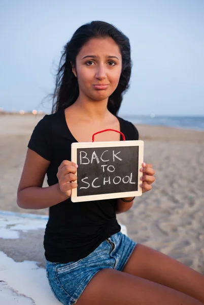 Adolescent triste avec tableau noir, concept de retour à l'école . — Photo
