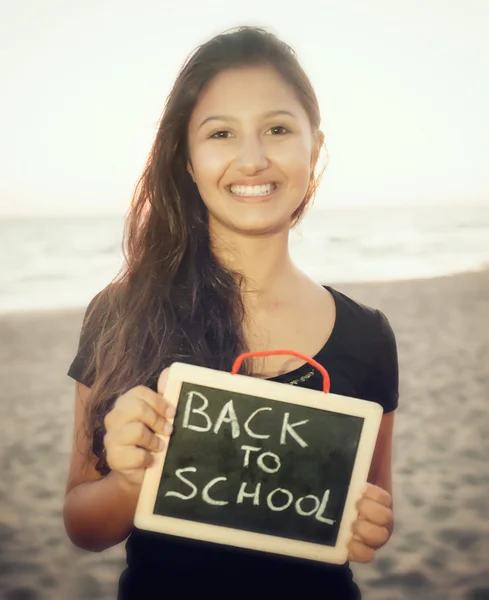 Adolescent avec tableau noir sur la plage. Concept de retour à l'école — Photo