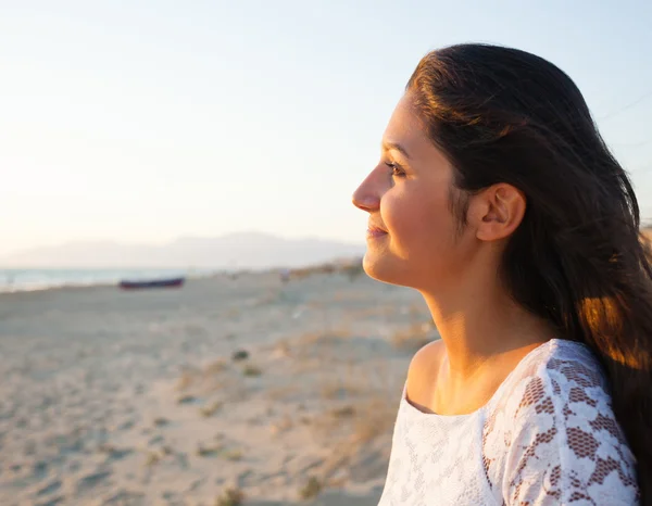 Hermosa joven adolescente con un vestido blanco en la playa en los soles — Foto de Stock