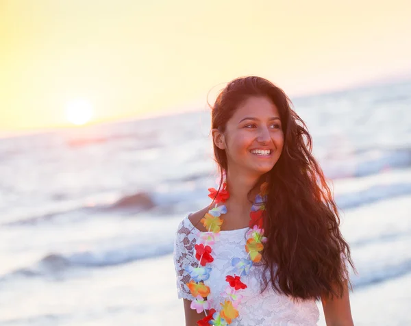 Beautiful young teenager with a white dress on the beach at suns — Stock Photo, Image
