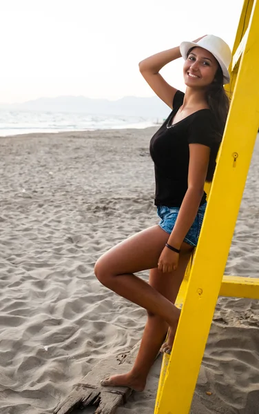夕暮れ時のビーチで若い 10 代の少女 — ストック写真