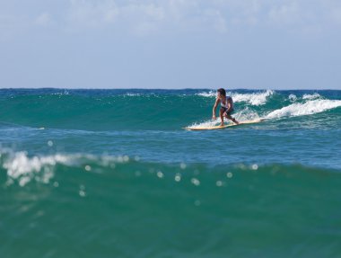 Sörfçü longboard üzerinde bir dalga deniz gezintisi
