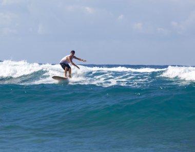 Sörfçü longboard üzerinde bir dalga deniz gezintisi