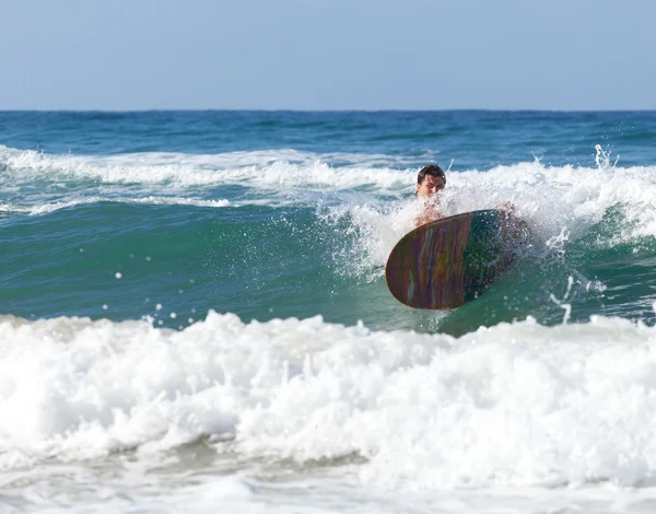 Surfista a longboard mentre cade tra le onde — Foto Stock
