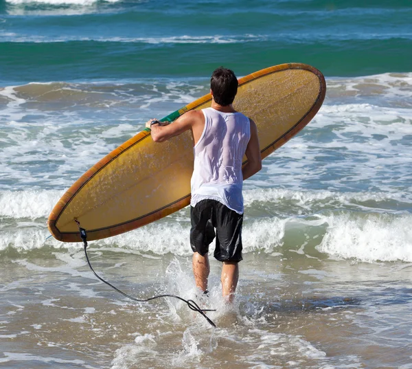 Retrato de Surfista com longboard — Fotografia de Stock