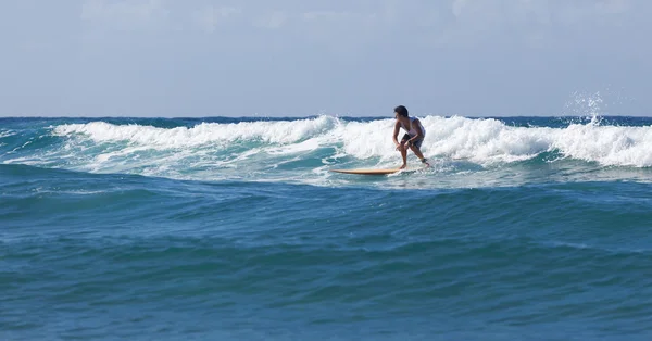 Surfeur en longboard monte une vague dans la mer — Photo