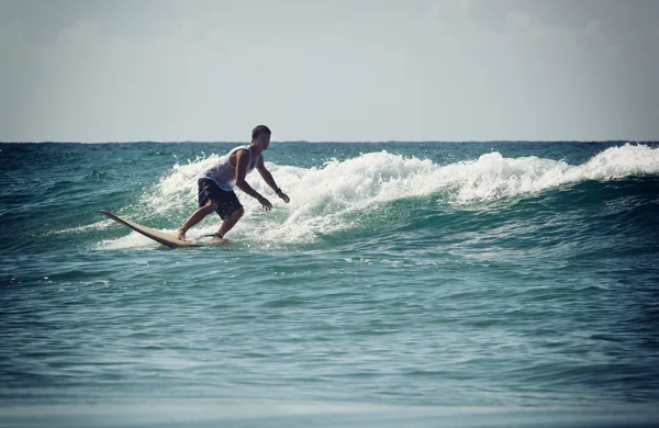 Surfista a longboard cavalca un'onda nel mare — Foto Stock