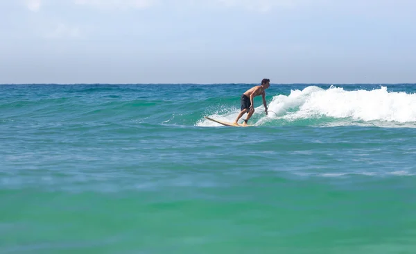 Surfista a longboard cavalca un'onda nel mare — Foto Stock