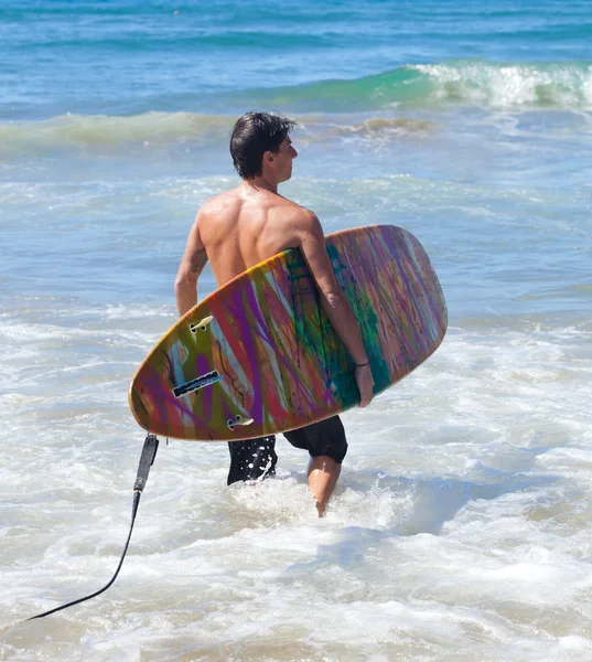 Ritratto di Surfista con longboard — Foto Stock