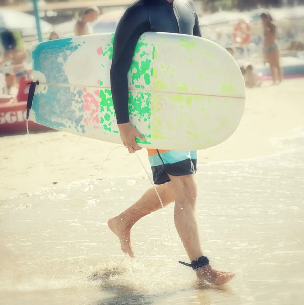 Surfare med longboard på stranden — Stockfoto