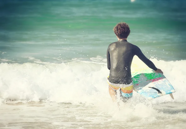 Surfista pronto a entrare in acqua per il surf — Foto Stock