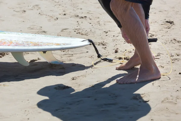 Surfař nosí bezpečnostní vodítko ke kotníku — Stock fotografie