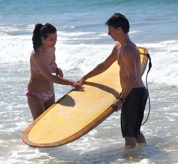 Surfista explica teoria do surf para uma jovem — Fotografia de Stock