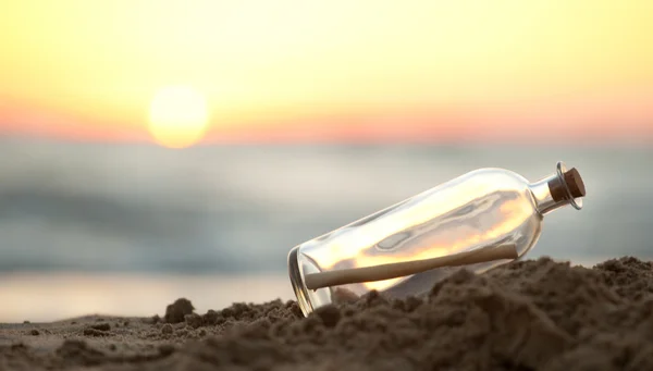 Mensagem em uma garrafa na praia do mar — Fotografia de Stock