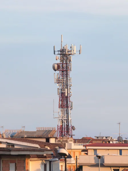 Tour de télécommunication avec antennes — Photo