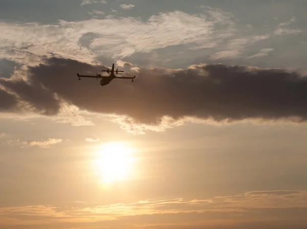 Silhouet van een vliegtuig bij zonsondergang. — Stockfoto