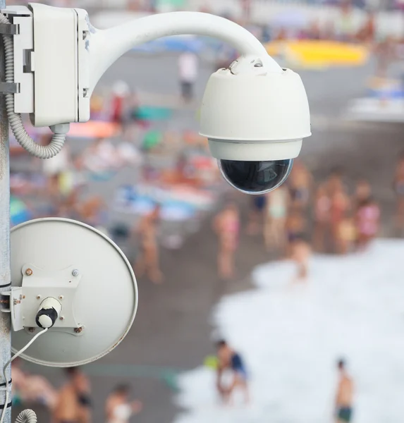Система видеонаблюдения на пляже — стоковое фото