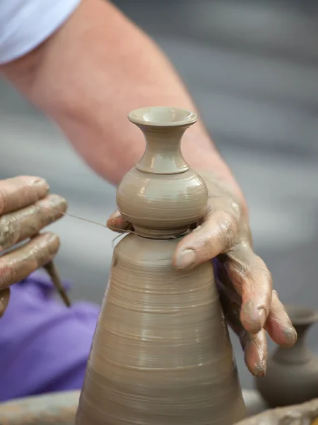 Mains faisant de la poterie sur une roue — Photo