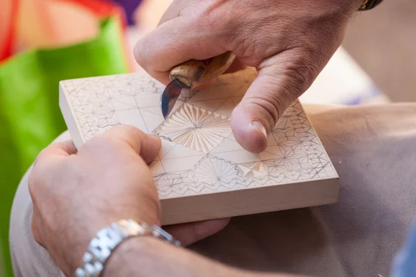 Handen van werkman terwijl het hout carving — Stockfoto