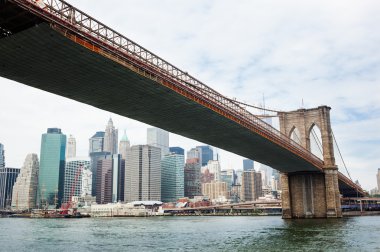 Brooklyn Köprüsü ve Manhattan ufuk çizgisi