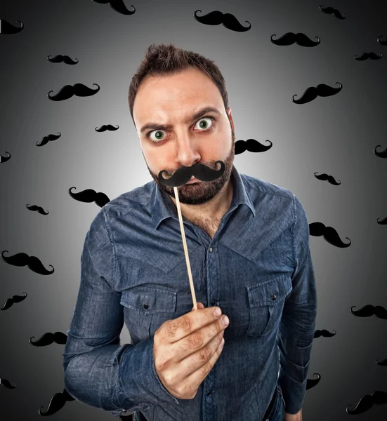Ung man med photo booth formade mustasch — Stockfoto