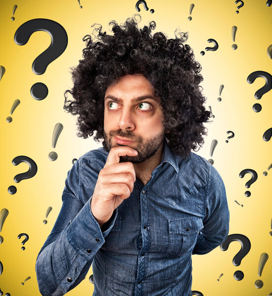 Молодой человек думает о чем-то
