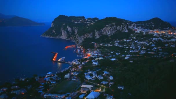 Blick von oben auf den Hafen von Capri bei Nacht — Stockvideo