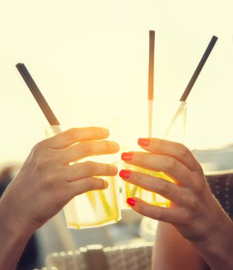 Genç arkadaşlar kokteyller ile tıklayarak