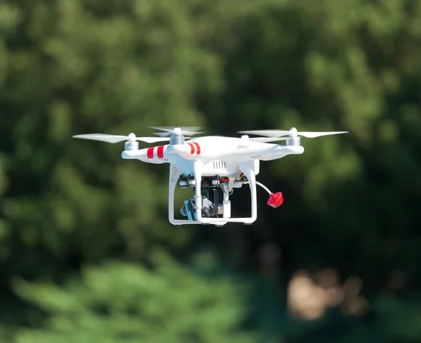 Flying helicopter with camera over the green field — Stock Photo, Image