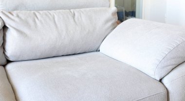 Açık renkli döşeme malzemelerinin iç dizayn temaları, ev mobilyası kavramları ve tekstil temizlik çözümleri için uygun yakın çekim detaylarını gösteren kumaş kanepe