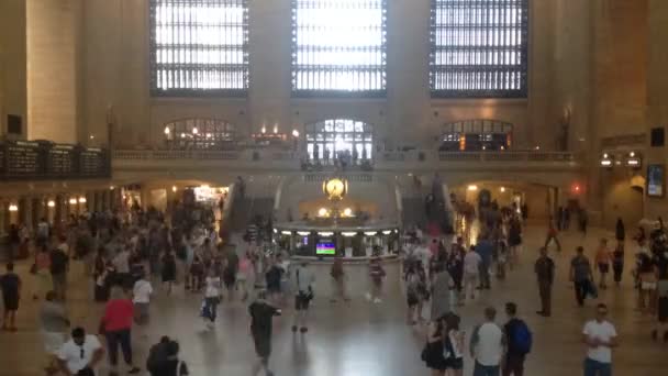 New york, usa - juli 2015: großartiger zentralbahnhof in new york city zeitraffer mit verschwommenen menschen — Stockvideo