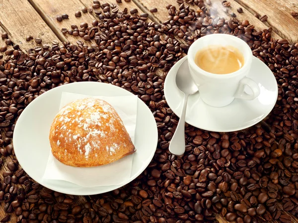 Napolitaanse Sfogliatella frolla met espresso — Stockfoto