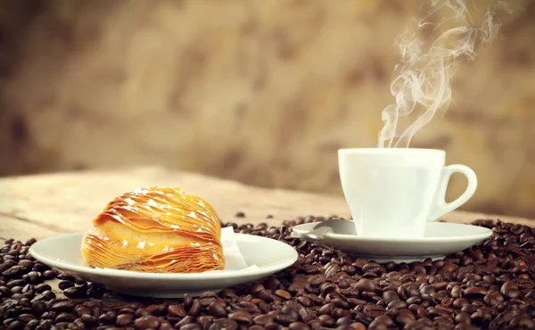 Sfogliatella riccia napolitana con espresso — Foto de Stock