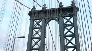 İçeriden görmüş Manhattan köprüyü geçtikten